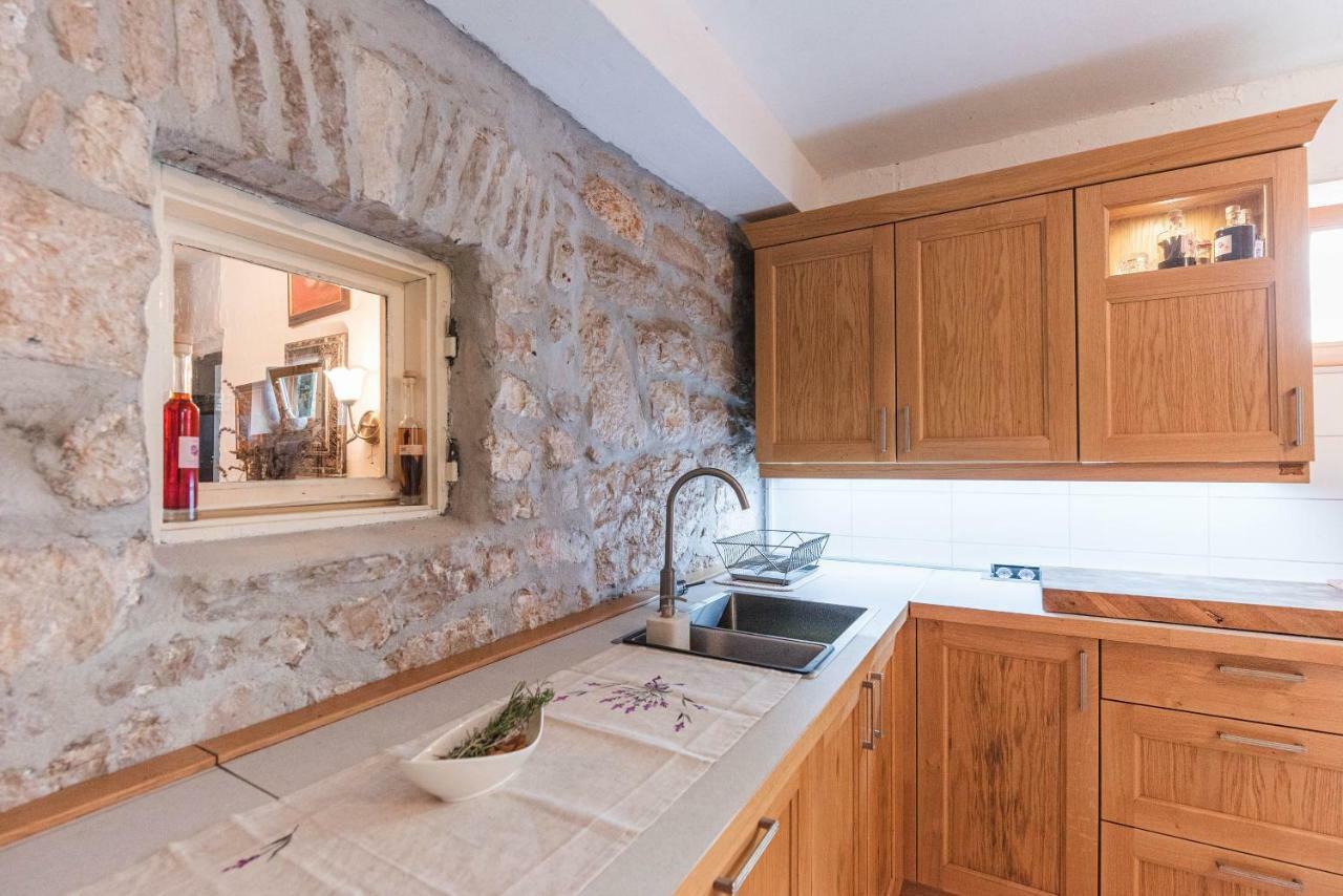 ドゥルヴェニック・マリ Authentic House Pelegrinkaヴィラ エクステリア 写真